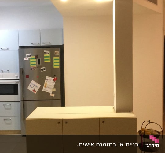 מטבח עם מקרר, תנור וארון לבן